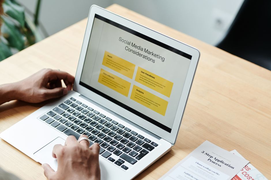 إدارة حسابات التواصل الاجتماعي